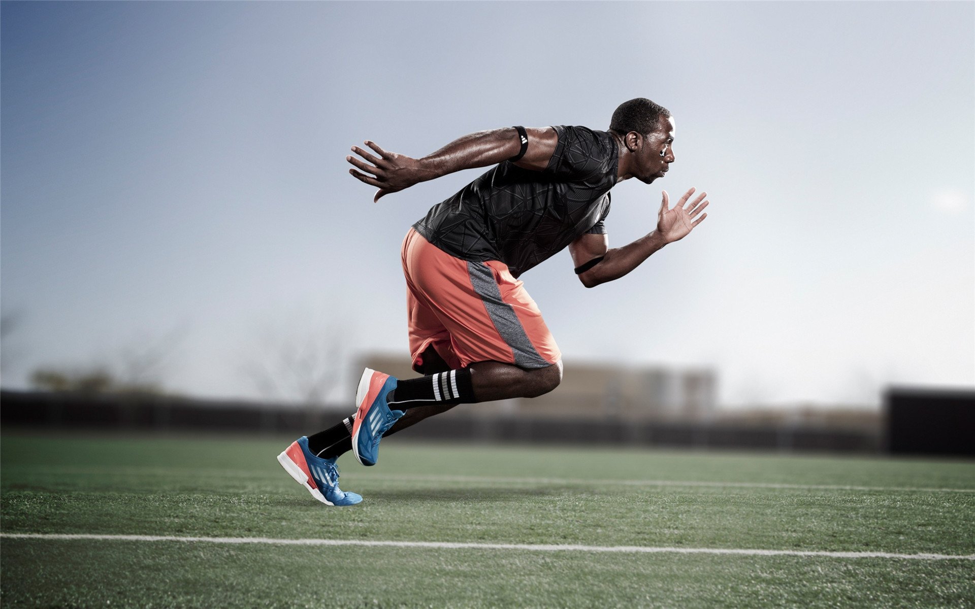 莱奥的加冕礼，巴黎雨夜，一个时代在嘘声中启程