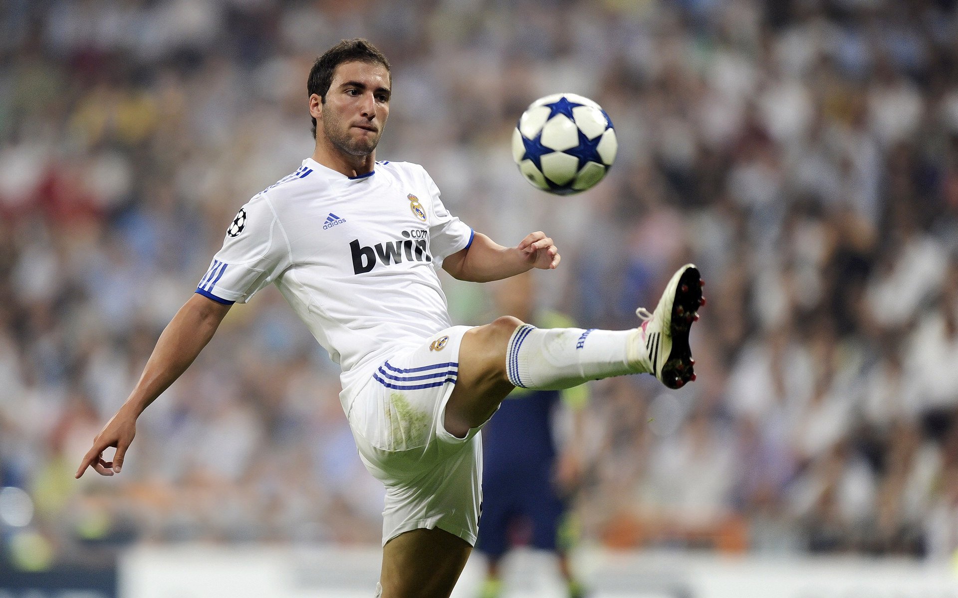 马丁内利带队取胜，当英格兰的非典型英雄掀翻佛罗伦萨的艺术殿堂